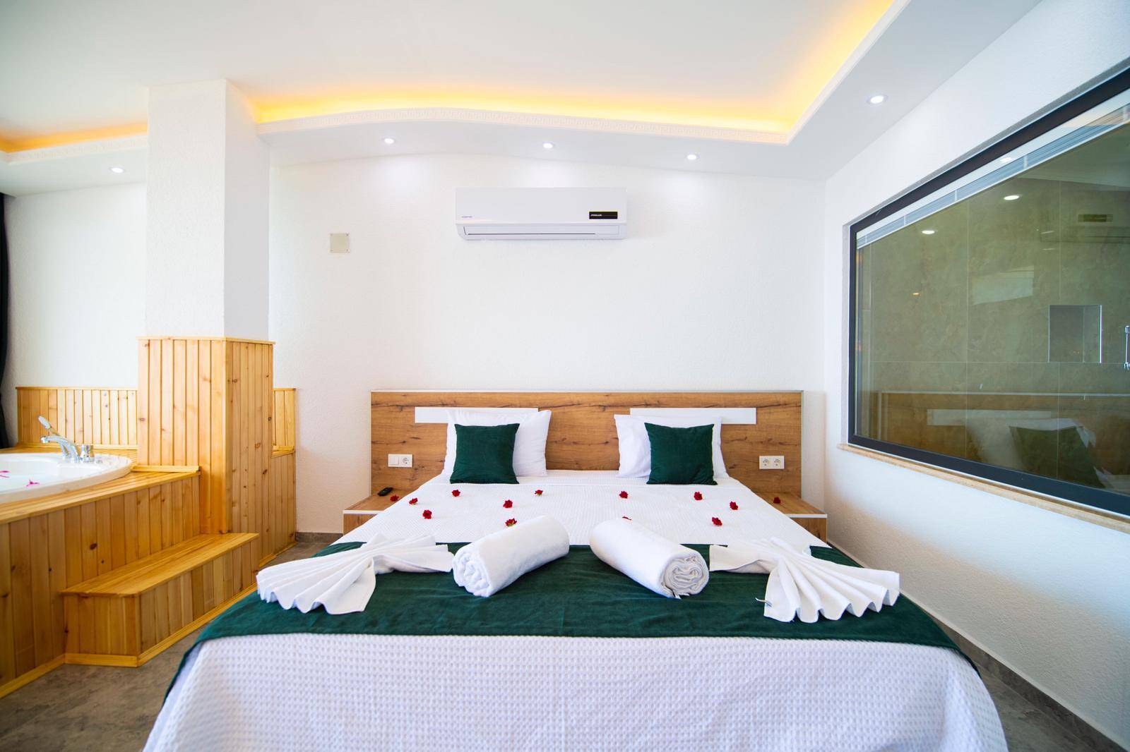 Kaş Bezirgan'da Muhteşem Deniz Manzaralı, Özel Havuzlu, Kiralık Villa