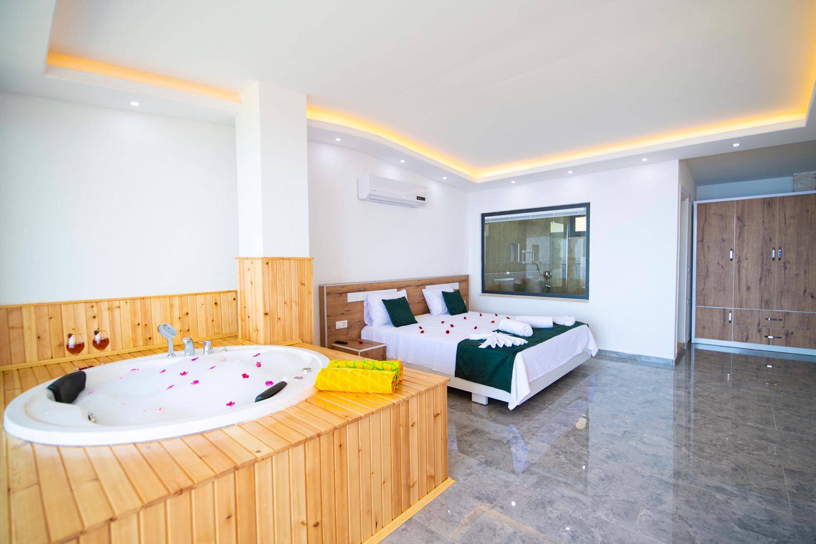 Kaş Bezirgan'da Muhteşem Deniz Manzaralı, Özel Havuzlu, Kiralık Villa