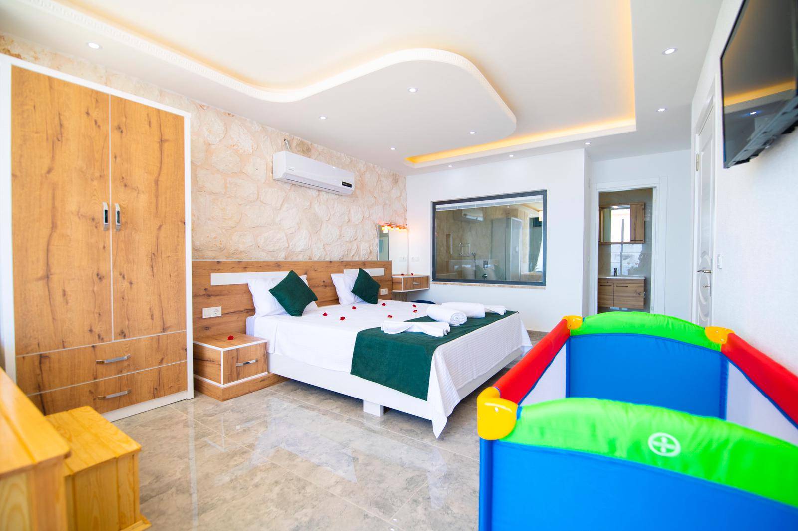 Kaş Bezirgan'da Muhteşem Deniz Manzaralı, Özel Havuzlu, Kiralık Villa