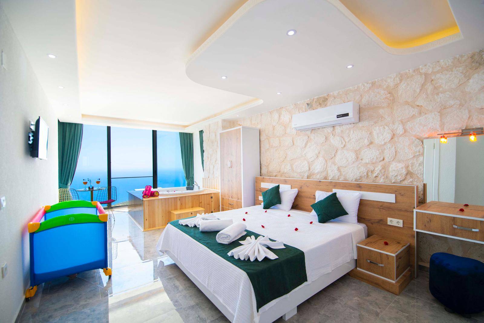 Kaş Bezirgan'da Muhteşem Deniz Manzaralı, Özel Havuzlu, Kiralık Villa