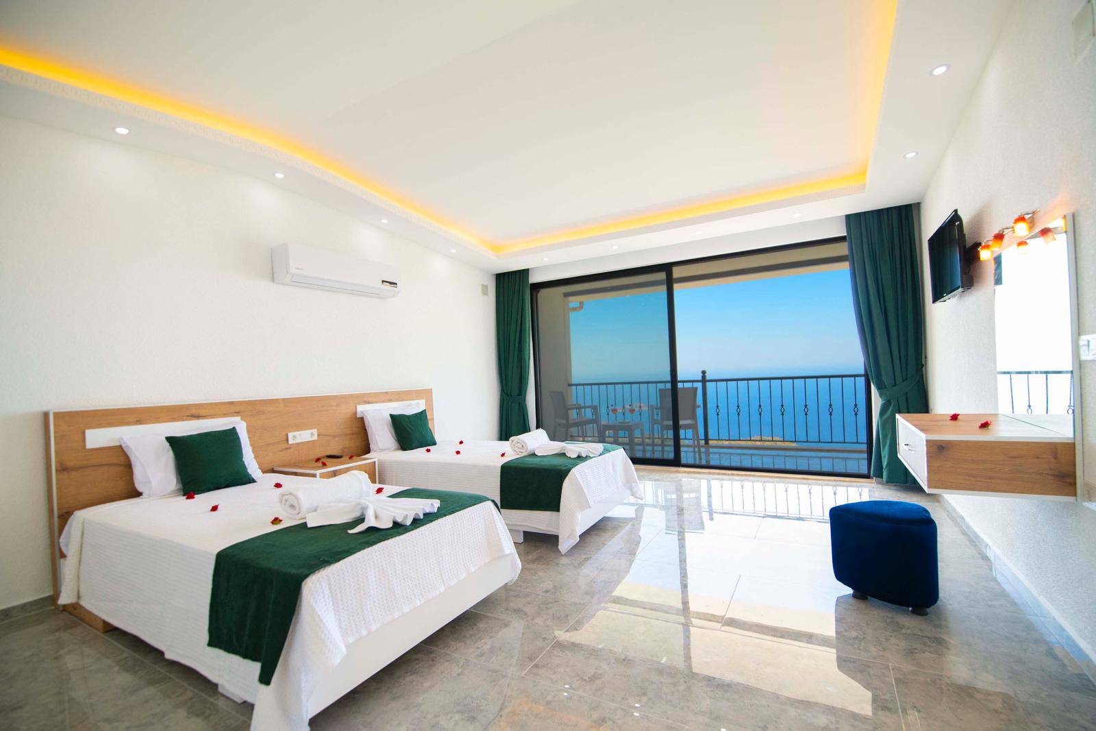 Kaş Bezirgan'da Muhteşem Deniz Manzaralı, Özel Havuzlu, Kiralık Villa