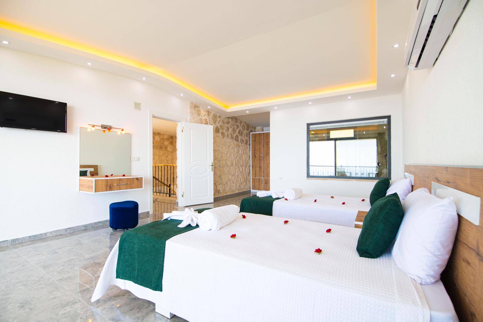 Kaş Bezirgan'da Muhteşem Deniz Manzaralı, Özel Havuzlu, Kiralık Villa