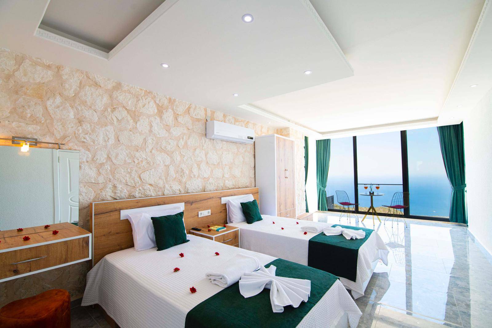 Kaş Bezirgan'da Muhteşem Deniz Manzaralı, Özel Havuzlu, Kiralık Villa