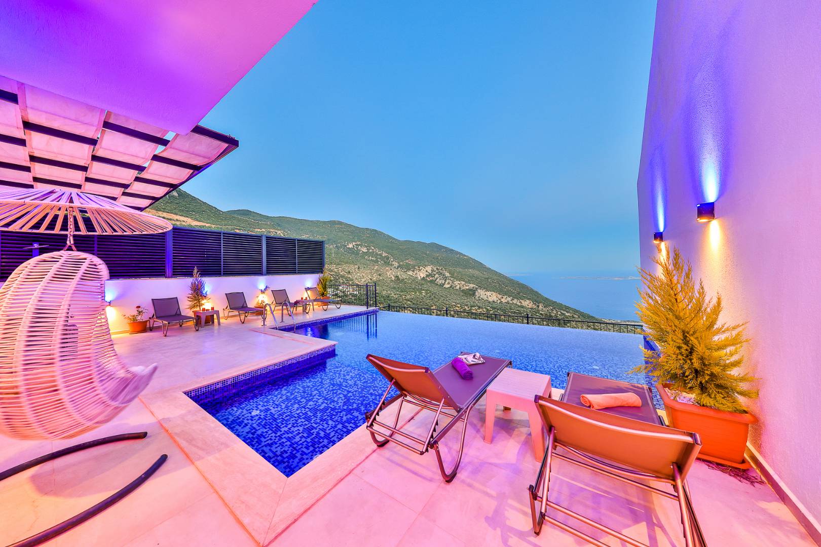 Kaş Bezirgan'da Muhteşem Manzaralı, Özel Havuzlu, 3+1 Jakuzili Villa