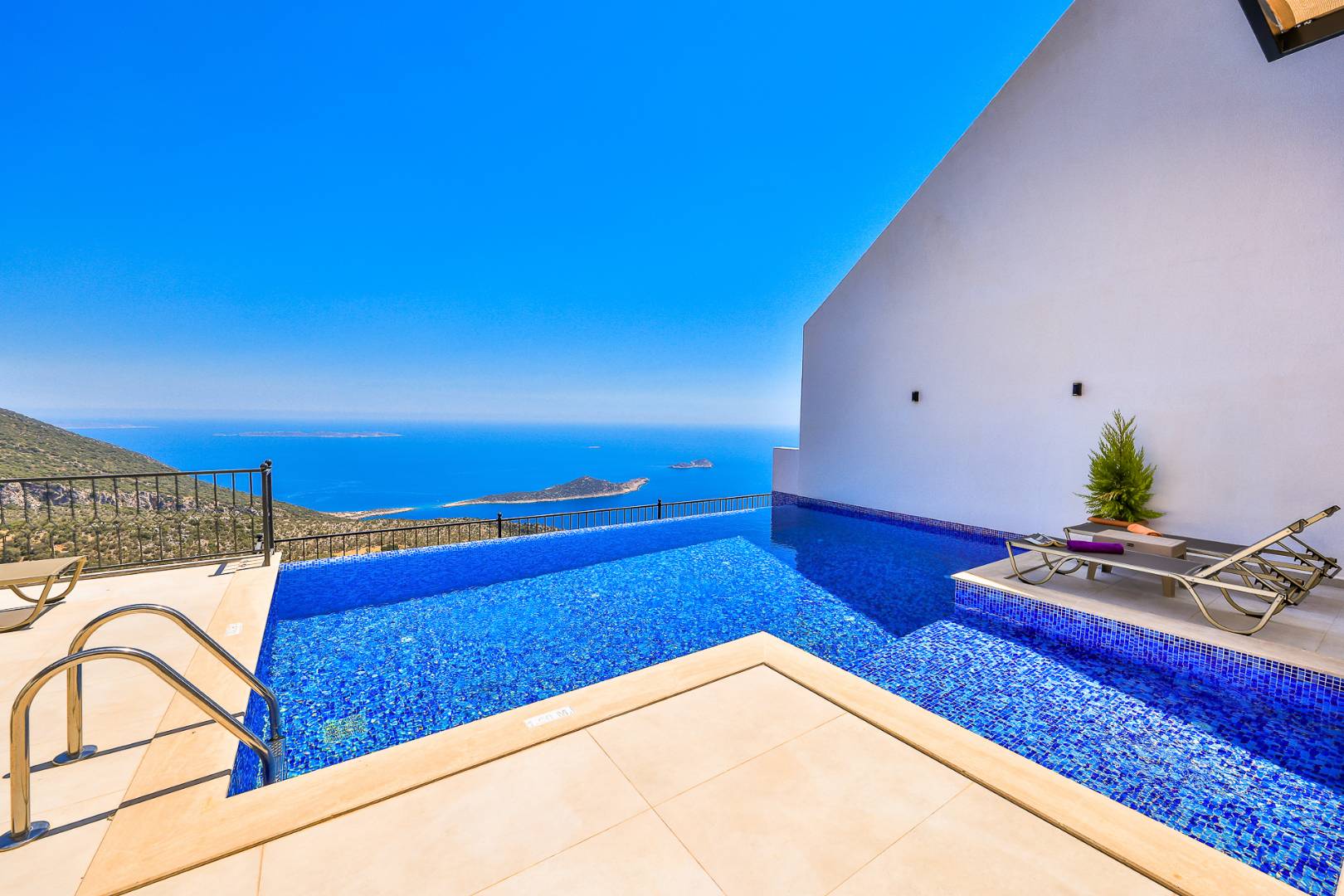 Kaş Bezirgan'da Muhteşem Manzaralı, Özel Havuzlu, 3+1 Jakuzili Villa