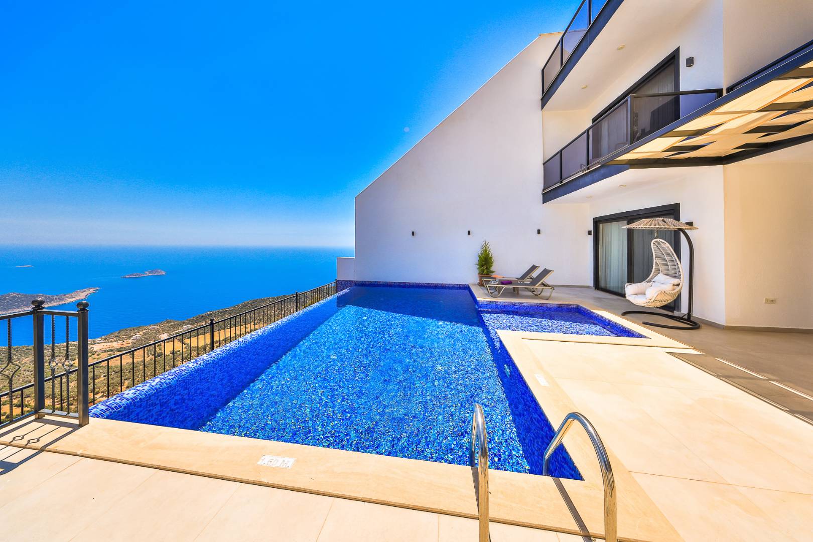 Kaş Bezirgan'da Muhteşem Manzaralı, Özel Havuzlu, 3+1 Jakuzili Villa
