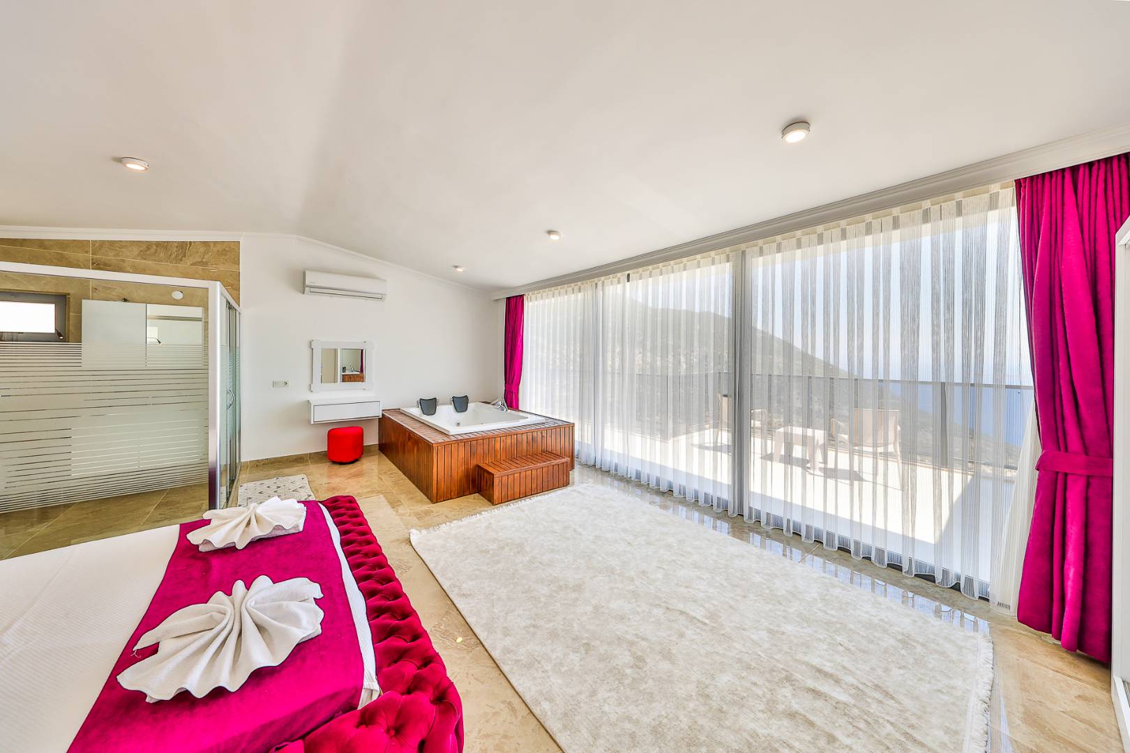 Kaş Bezirgan'da Muhteşem Manzaralı, Özel Havuzlu, 3+1 Jakuzili Villa