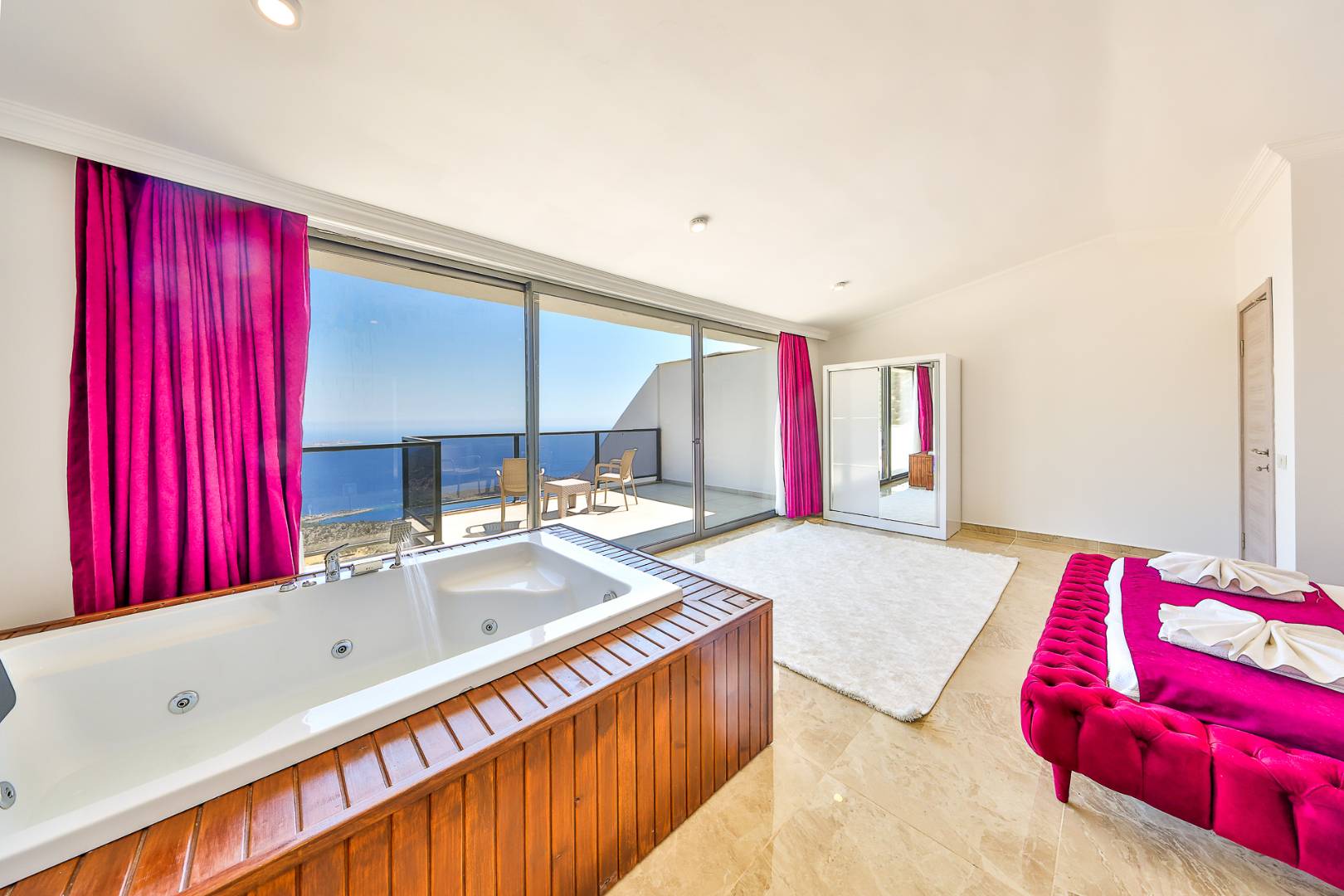 Kaş Bezirgan'da Muhteşem Manzaralı, Özel Havuzlu, 3+1 Jakuzili Villa