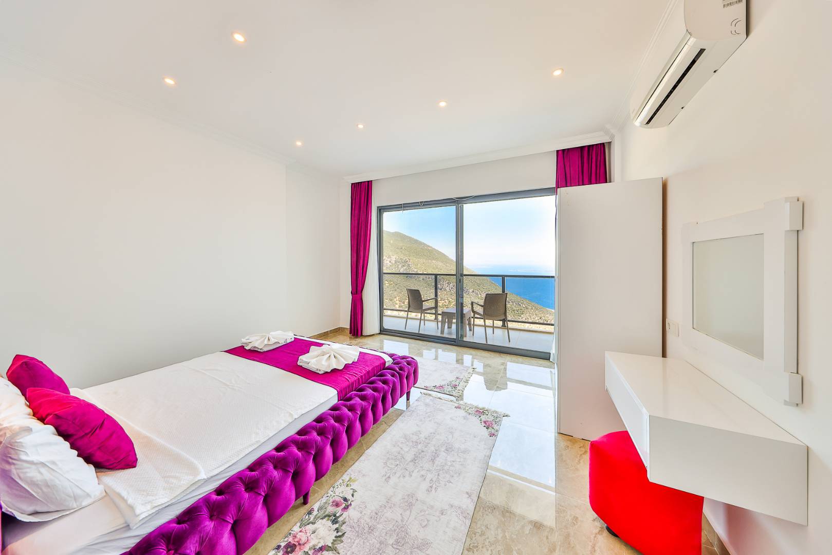 Kaş Bezirgan'da Muhteşem Manzaralı, Özel Havuzlu, 3+1 Jakuzili Villa