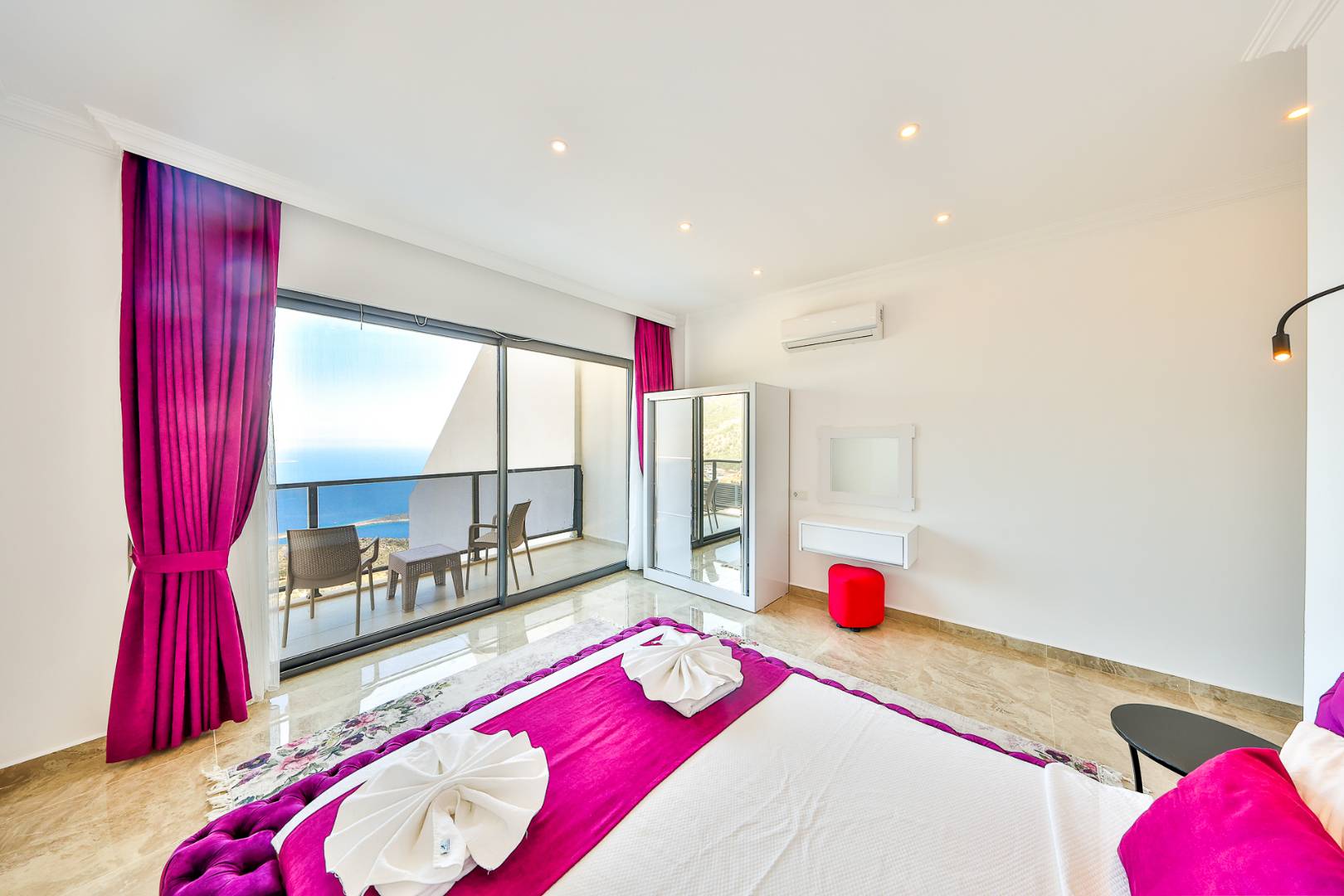 Kaş Bezirgan'da Muhteşem Manzaralı, Özel Havuzlu, 3+1 Jakuzili Villa