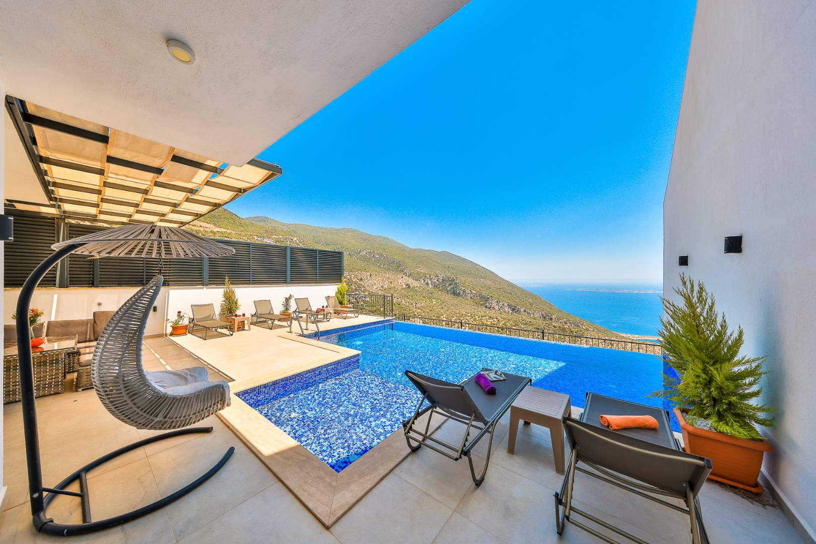 Kaş Bezirgan'da Muhteşem Manzaralı, Özel Havuzlu, 3+1 Jakuzili Villa