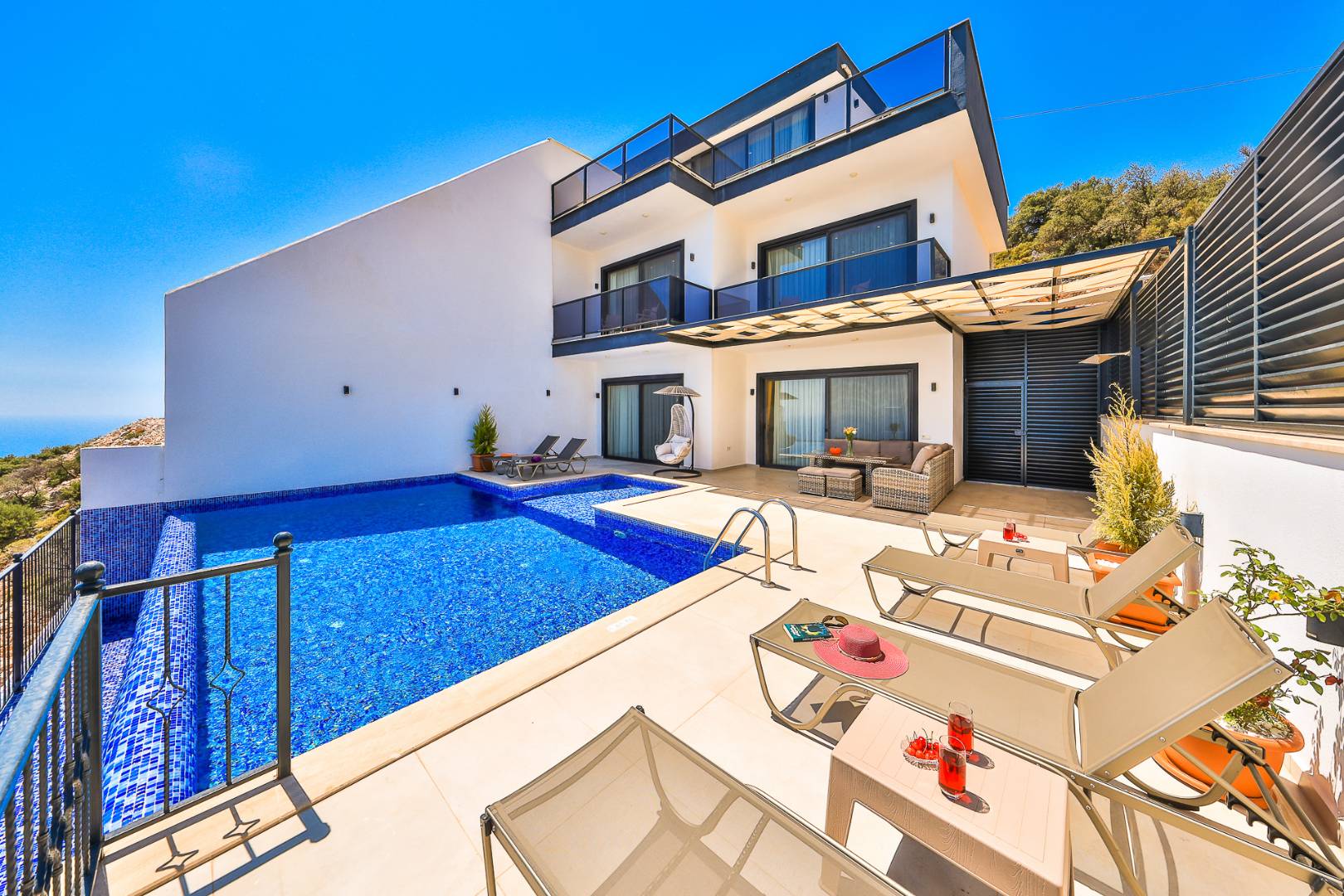 Kaş Bezirgan'da Muhteşem Manzaralı, Özel Havuzlu, 3+1 Jakuzili Villa