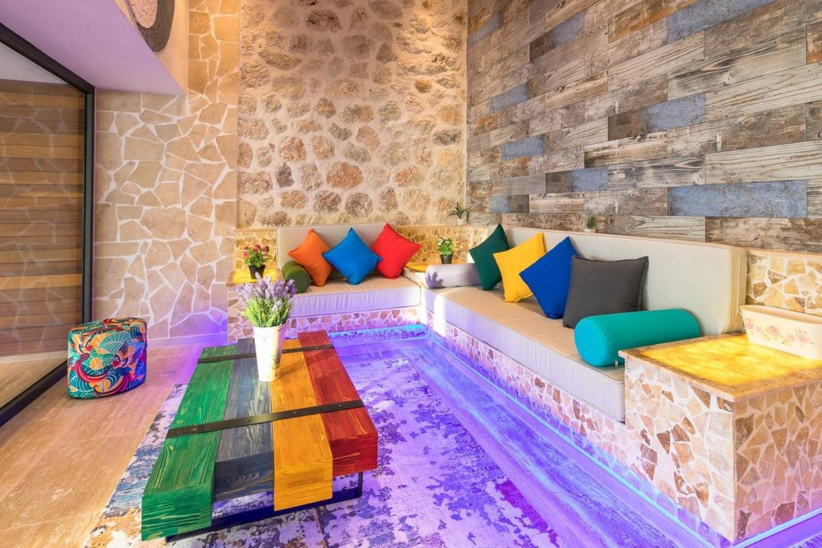 Kaş Bezirgan'da Muhteşem Manzaralı, Özel Havuzlu, Modern Suit
