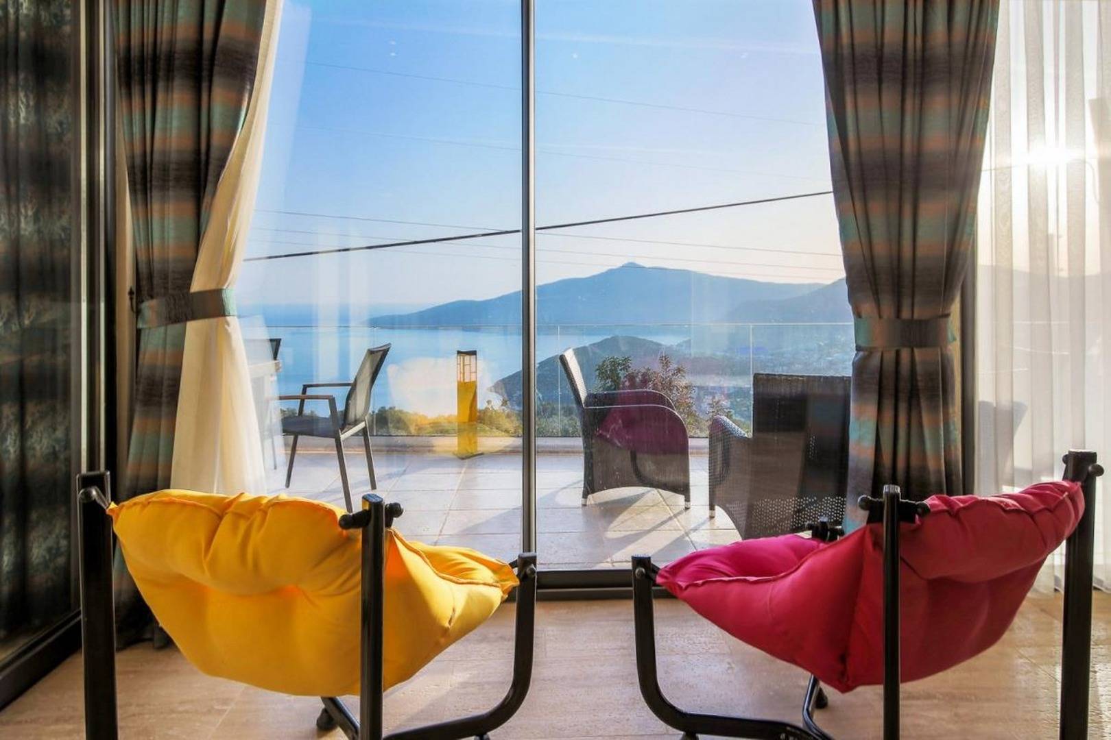 Kaş Bezirgan'da Muhteşem Manzaralı, Özel Havuzlu, Modern Suit