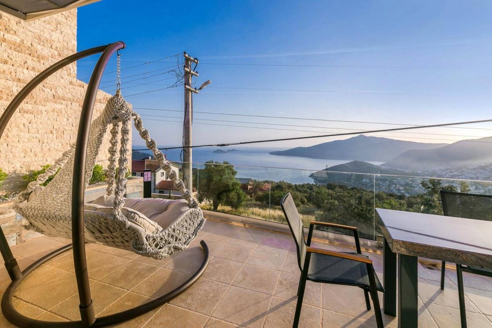 Kaş Bezirgan'da Muhteşem Manzaralı, Özel Havuzlu, Modern Suit