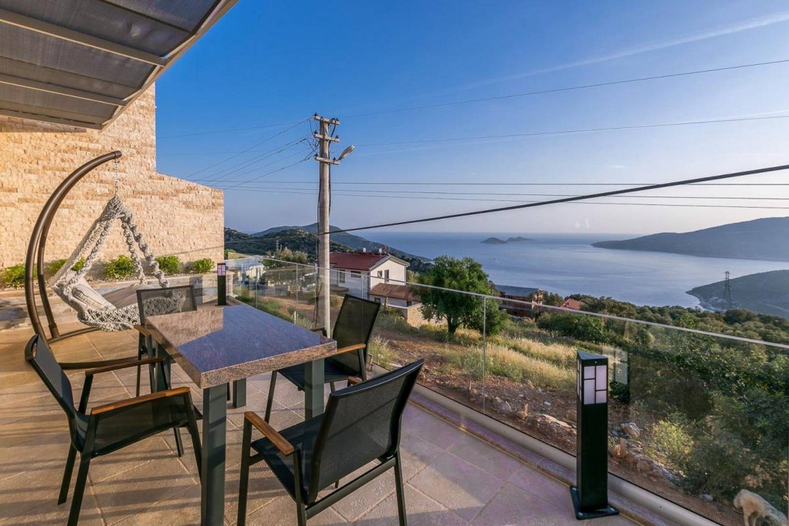 Kaş Bezirgan'da Muhteşem Manzaralı, Özel Havuzlu, Modern Suit