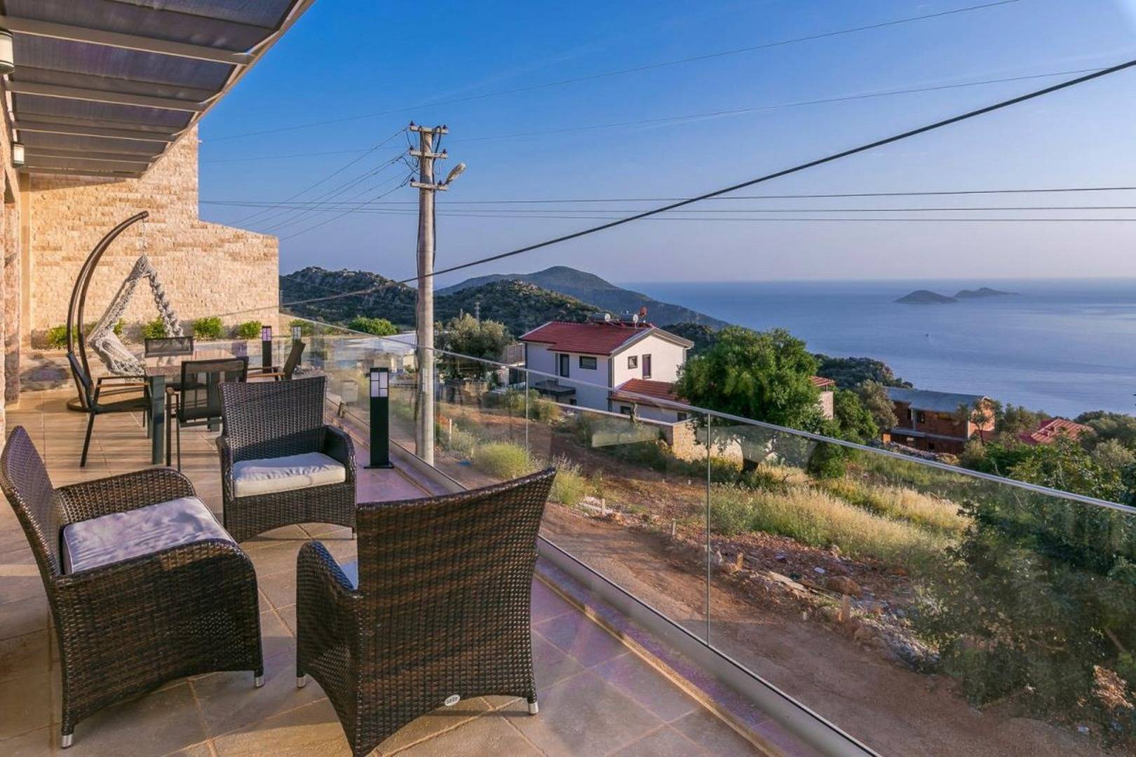Kaş Bezirgan'da Muhteşem Manzaralı, Özel Havuzlu, Modern Suit