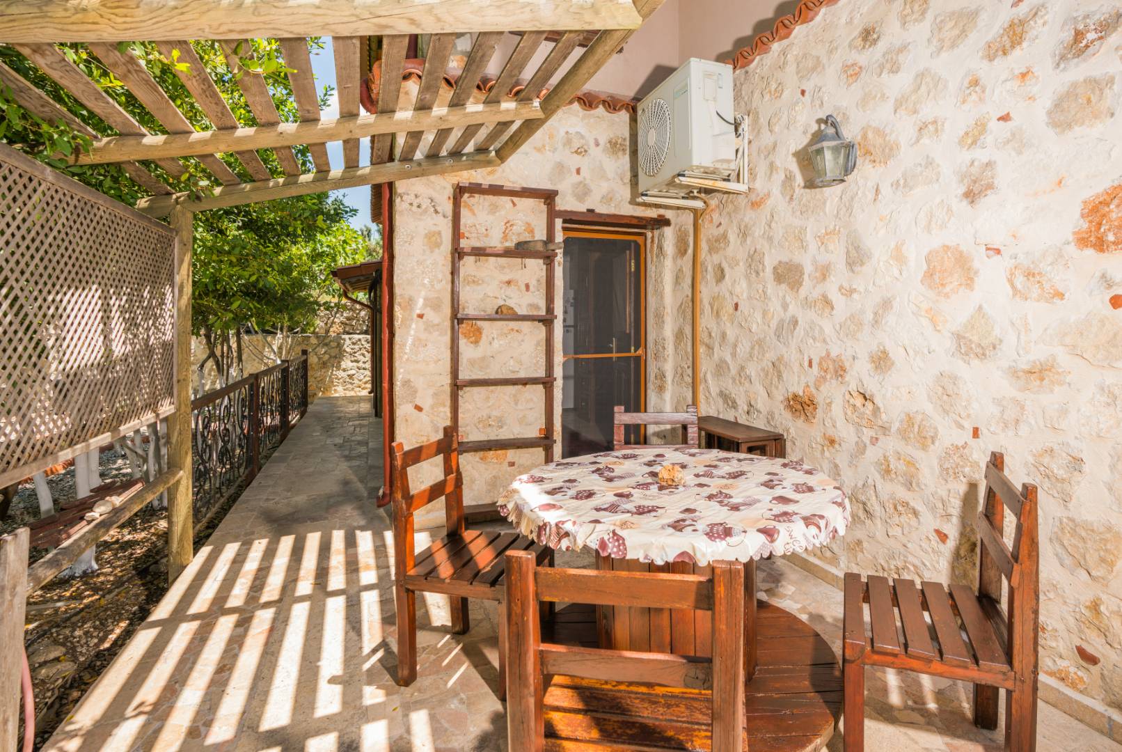 Kaş Bezirgan'da Saunalı, Özel Havuzlu, Tuz ve Buhar Odalı, Bahçeli Villa
