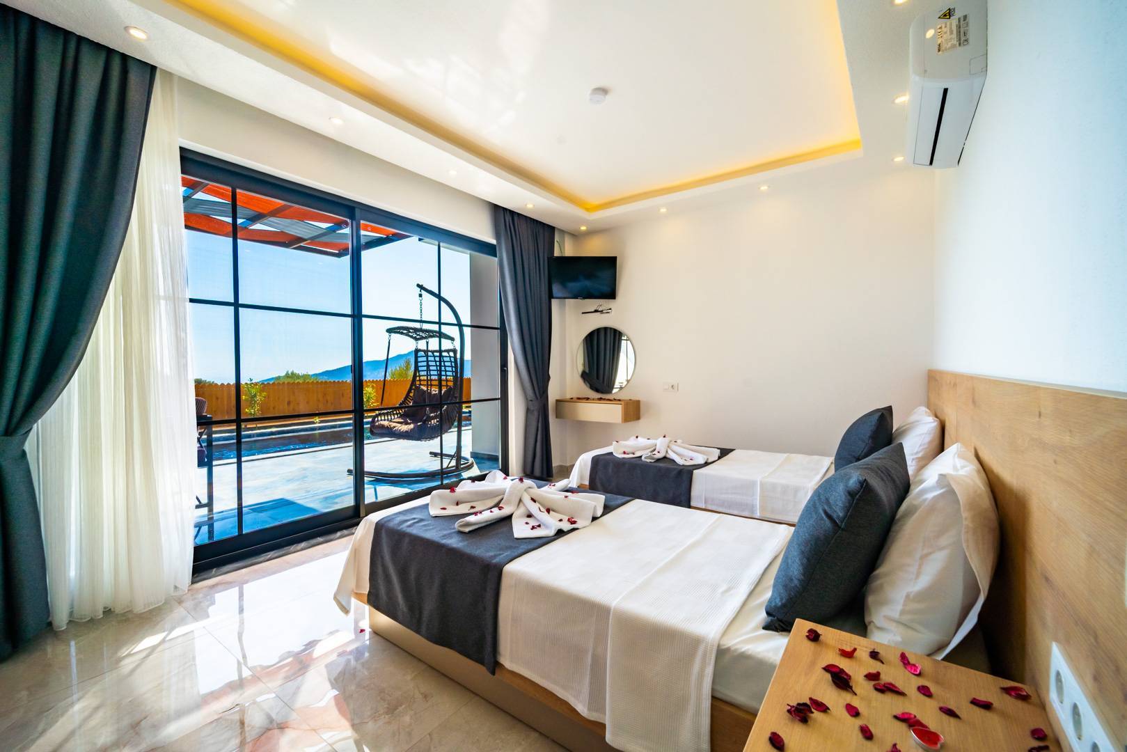 Kaş Bezirgan'de Enfes Doğa Manzaralı, Özel Havuzlu, Kiralık Villa