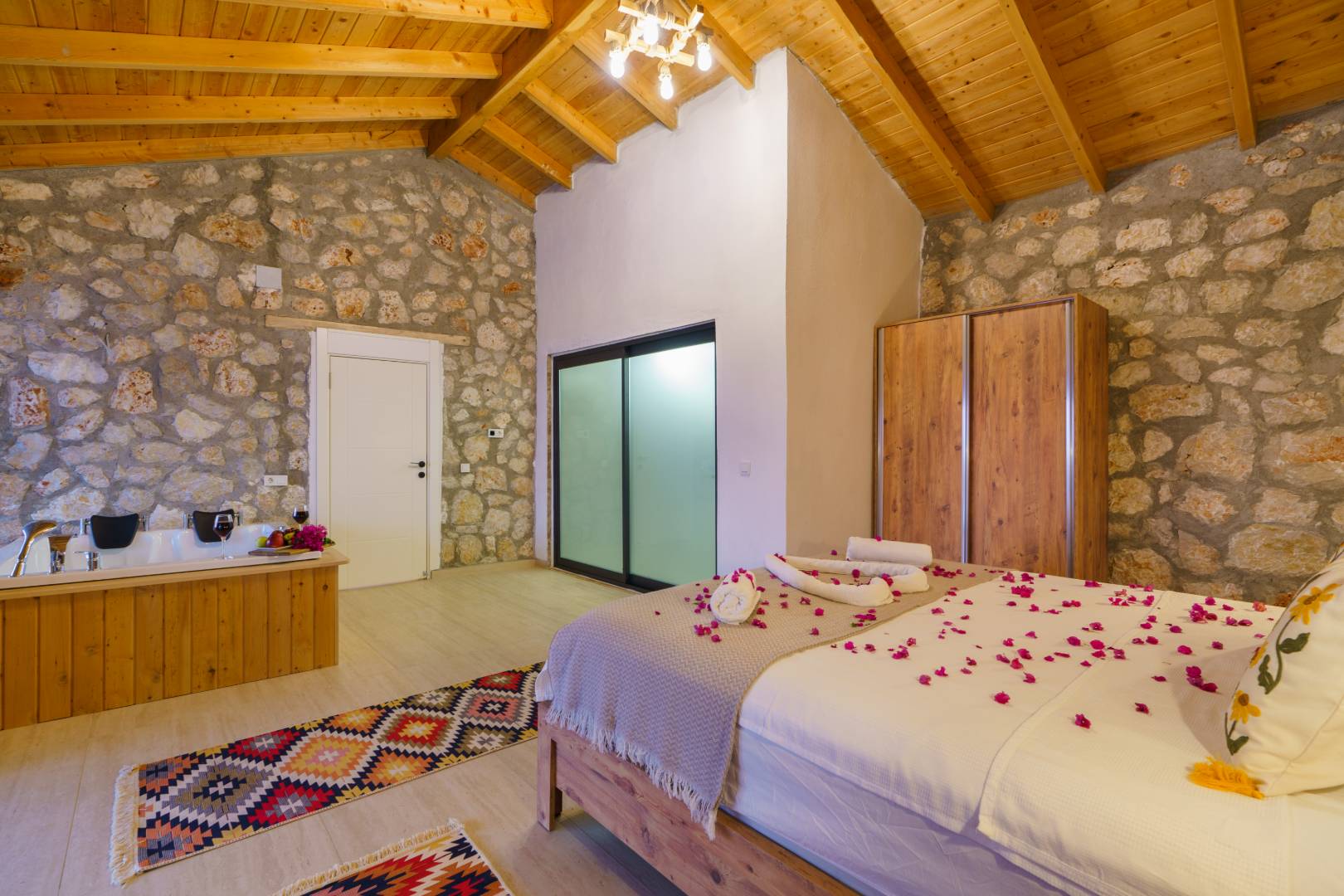 Kaş Çavdır'da Doğa İle İç İçe, Özel Havuzlu, Balayı Villası