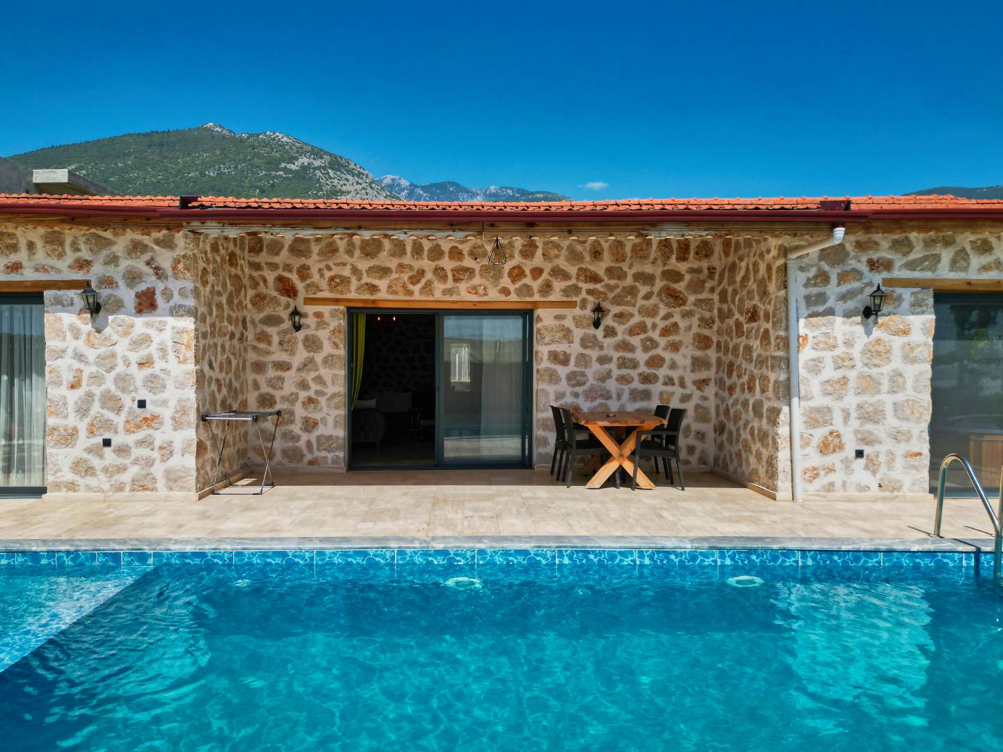 Kaş Çavdır'da Huzurlu Konumda, Özel Havuzlu, Taş Mimarili Villa 34619 — 2
