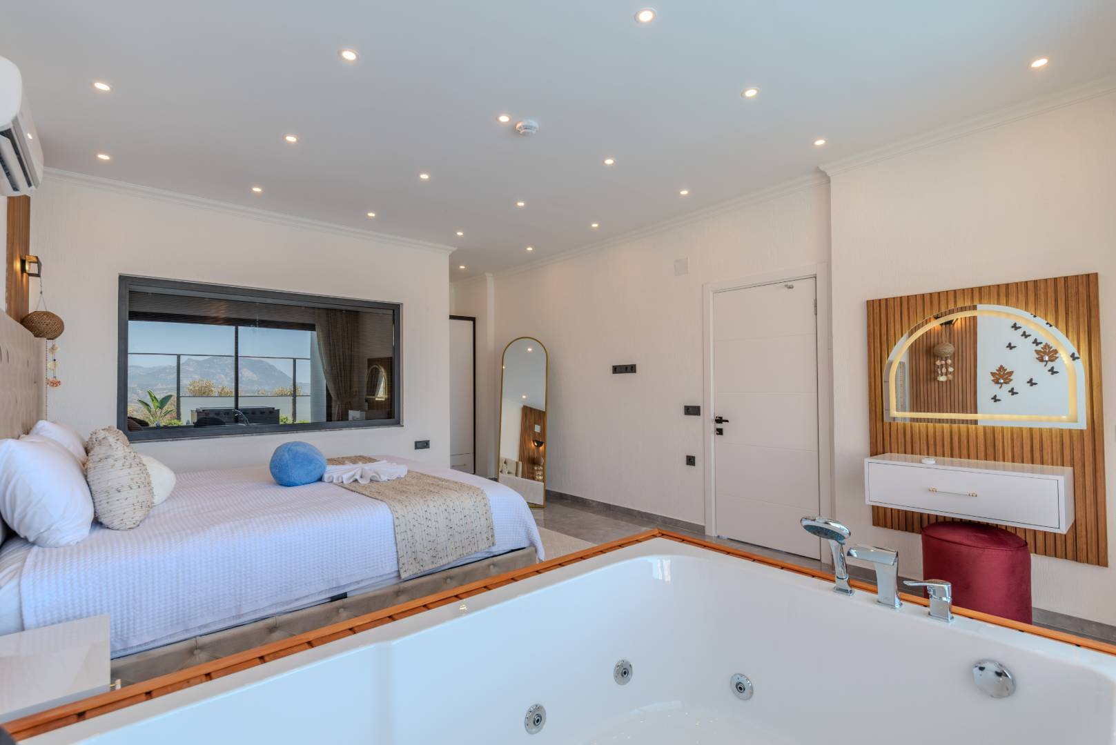 Kaş Çavdır'da Muhteşem Doğa Manzaralı, Özel Havuzlu, Jakuzili, 3+1 Villa