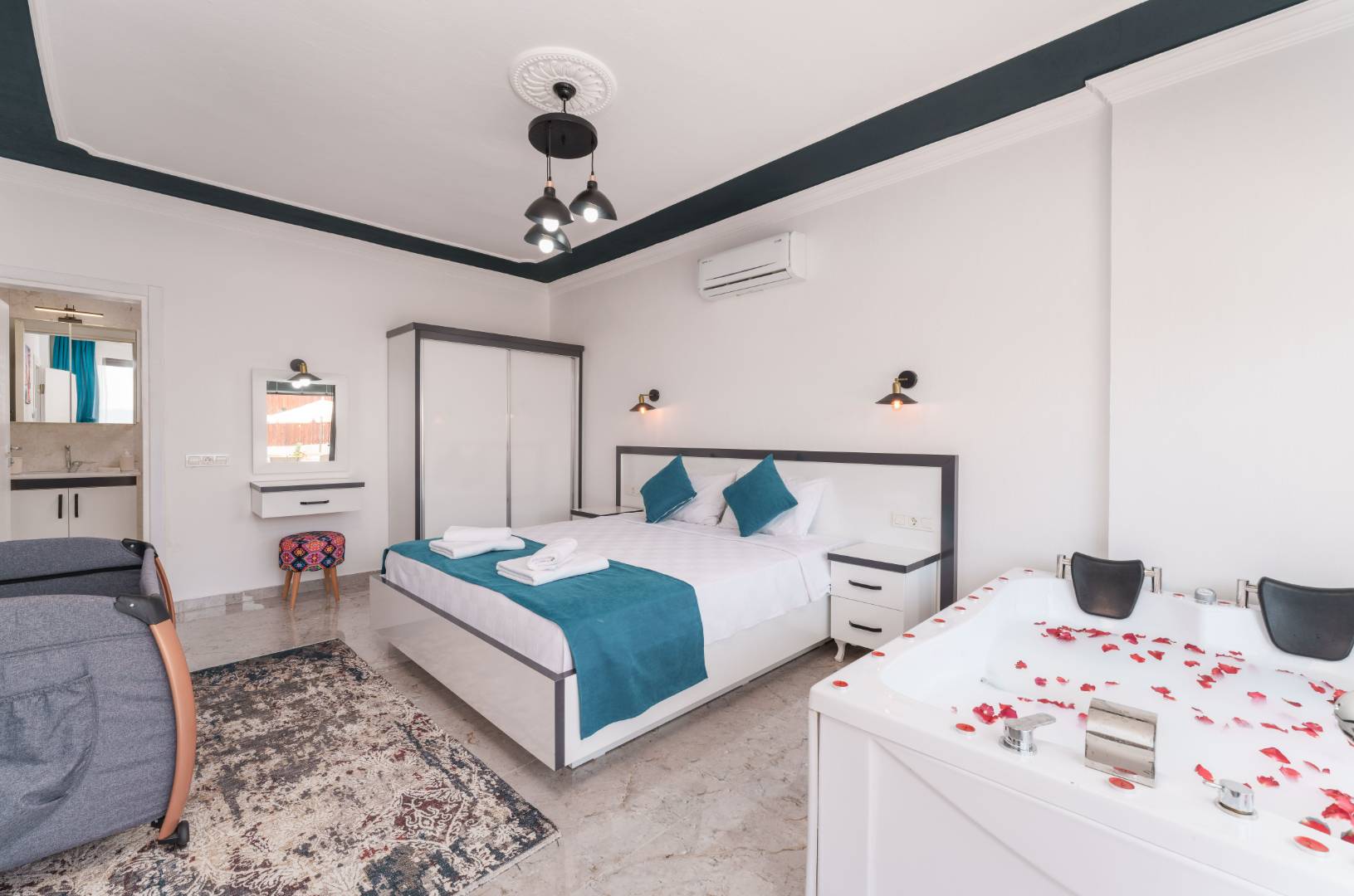 Kaş Çavdır'da Sakin Konumda, Özel Havuzlu, 1+1 Villa