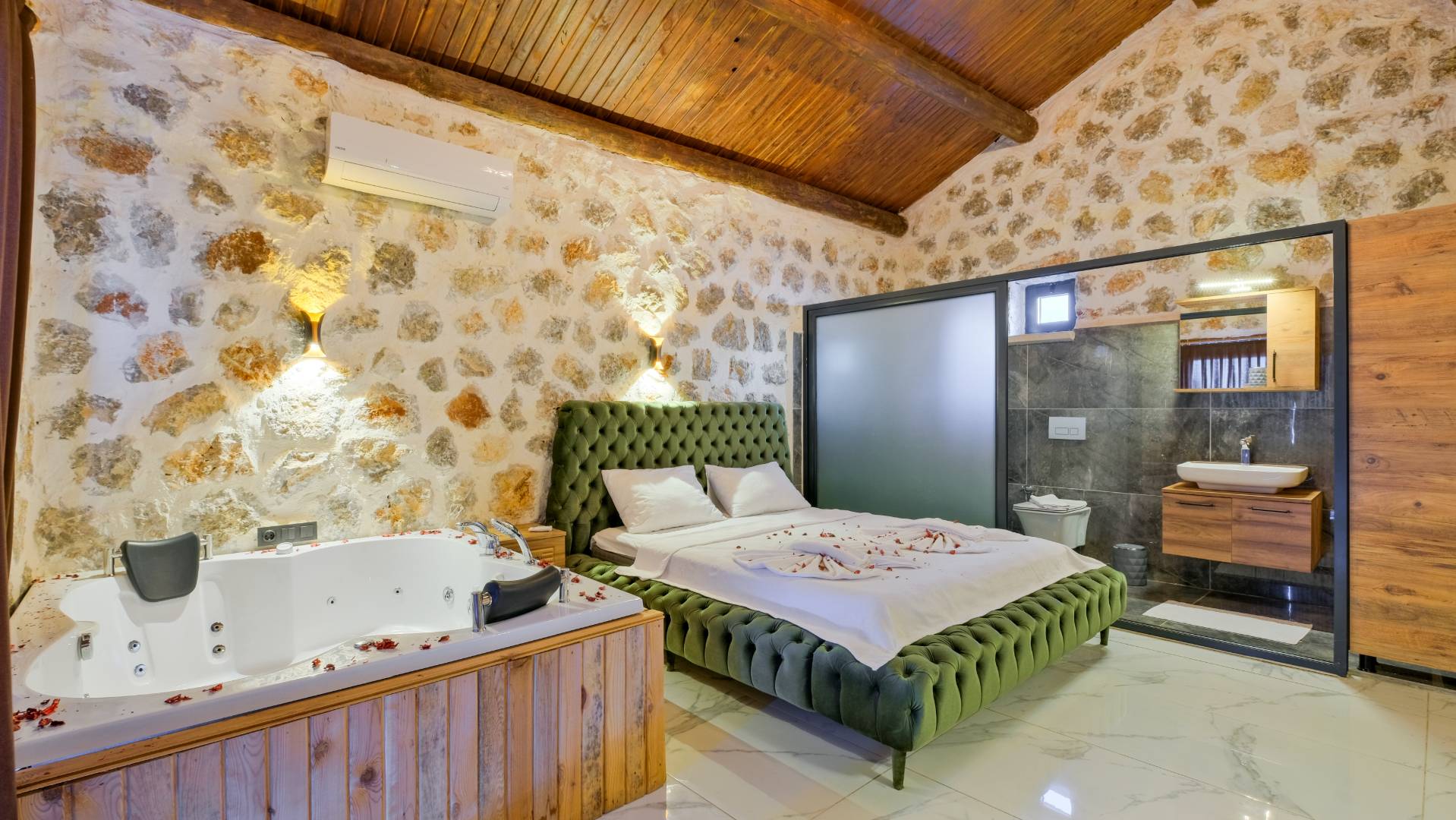 Kaş Çavdır'da Sakin Konumda, Özel Havuzlu, Balayı Villası