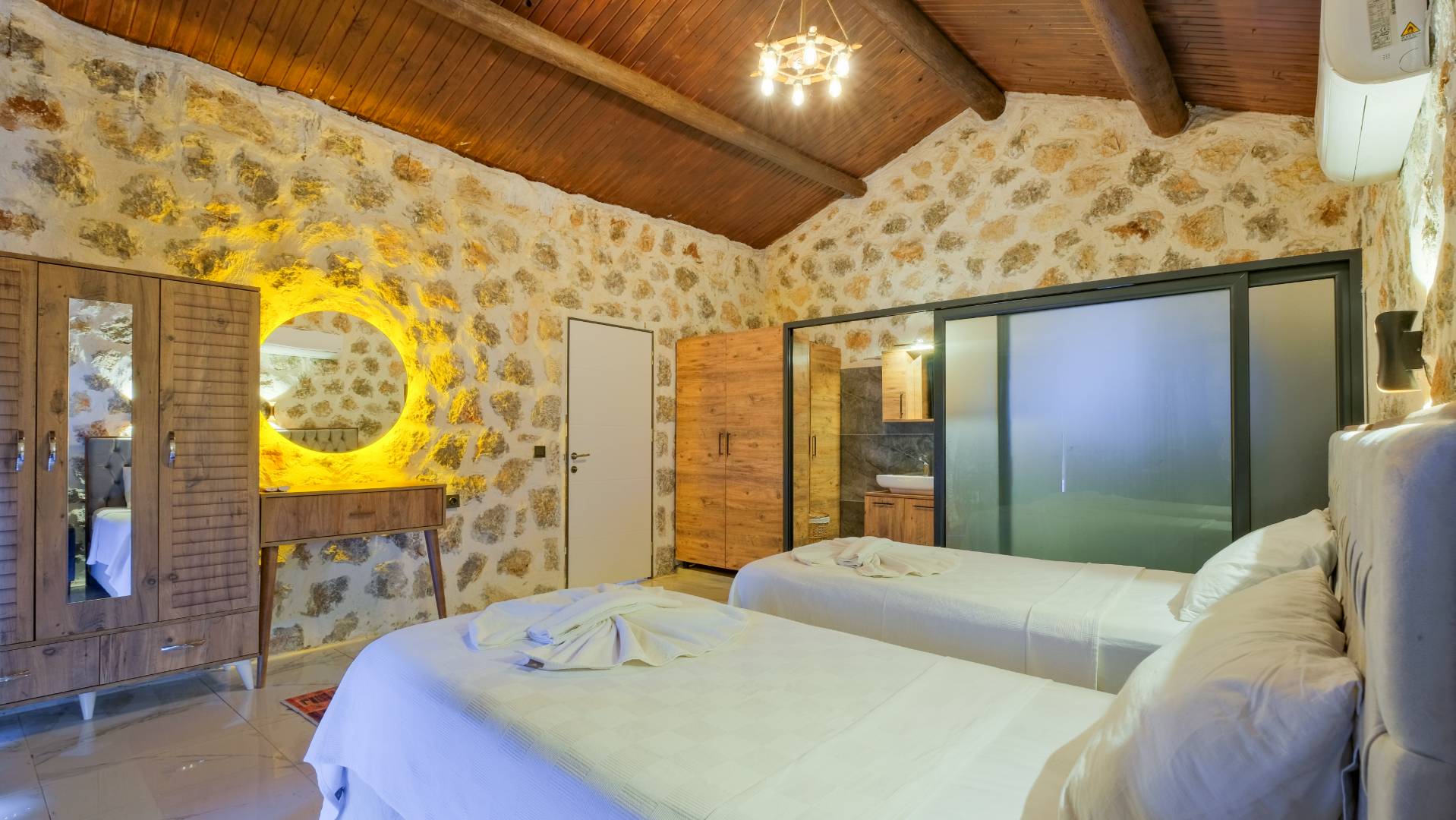 Kaş Çavdır'da Sakin Konumda, Özel Havuzlu, Balayı Villası