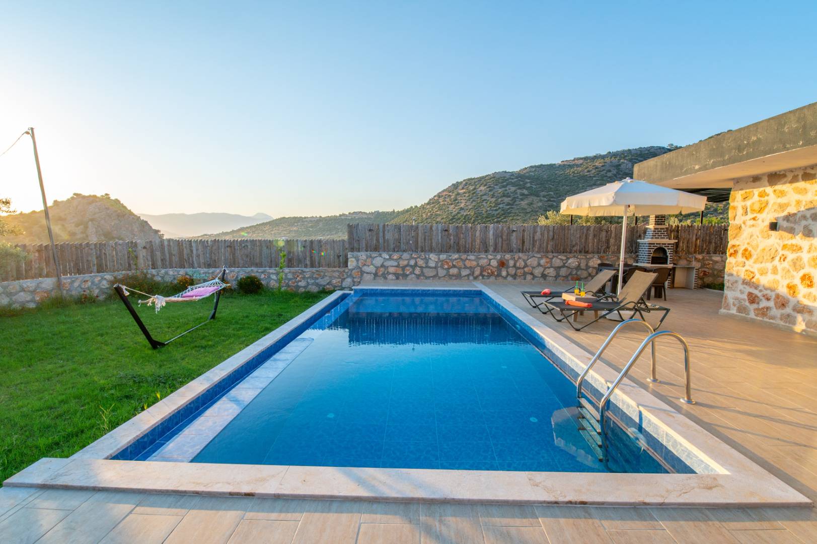 Kaş Üzümlü'de Huzurlu Doğa İçerisinde, Özel Havuzlu, Balayı Villası