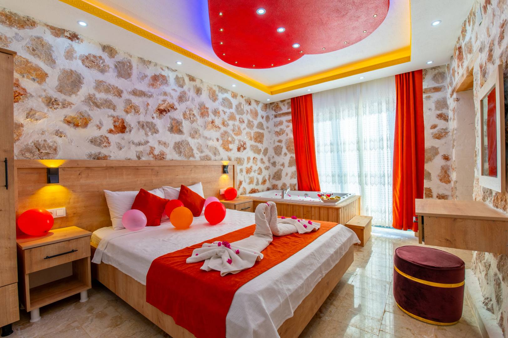 Kaş Üzümlü'de Huzurlu Doğa İçerisinde, Özel Havuzlu, Balayı Villası