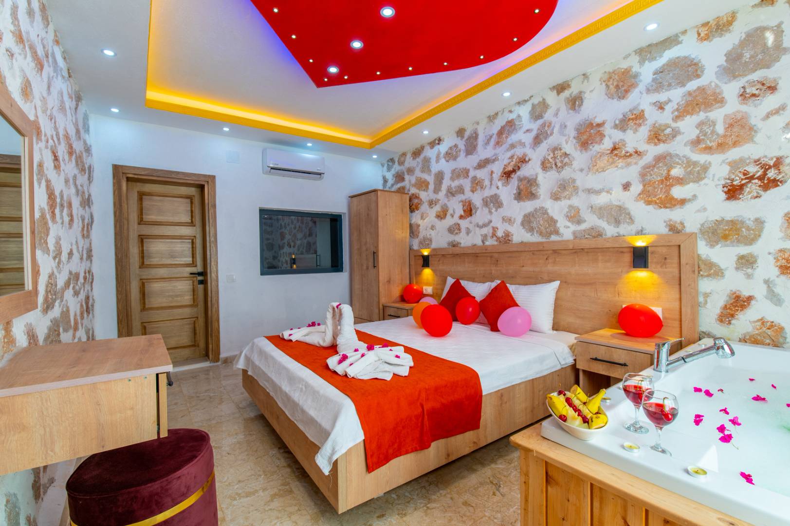 Kaş Üzümlü'de Huzurlu Doğa İçerisinde, Özel Havuzlu, Balayı Villası
