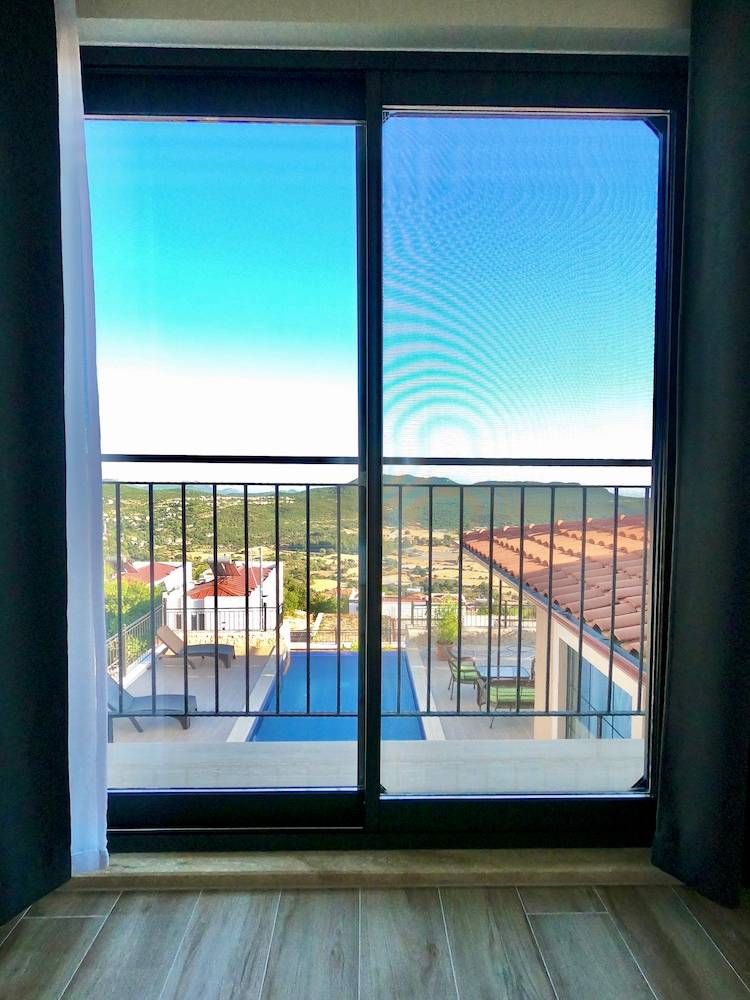 Kaş Çukurbağ'da Muhteşem Dağ Manzaralı, Özel Havuzlu, Kiralık Villa