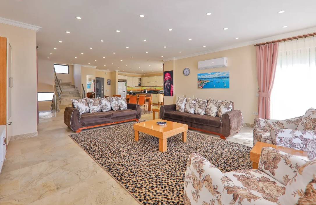 Kaş İslamlar'da Doğa Manzaralı, Isıtmalı Havuzlu, Lüks Villa