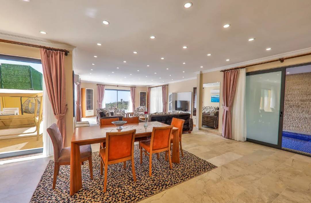 Kaş İslamlar'da Doğa Manzaralı, Isıtmalı Havuzlu, Lüks Villa