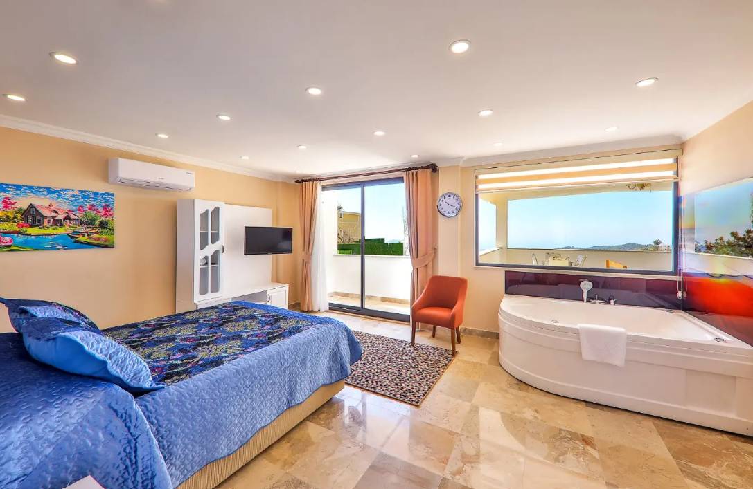 Kaş İslamlar'da Doğa Manzaralı, Isıtmalı Havuzlu, Lüks Villa