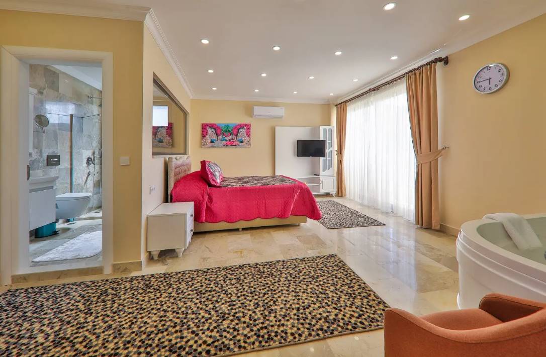 Kaş İslamlar'da Doğa Manzaralı, Isıtmalı Havuzlu, Lüks Villa