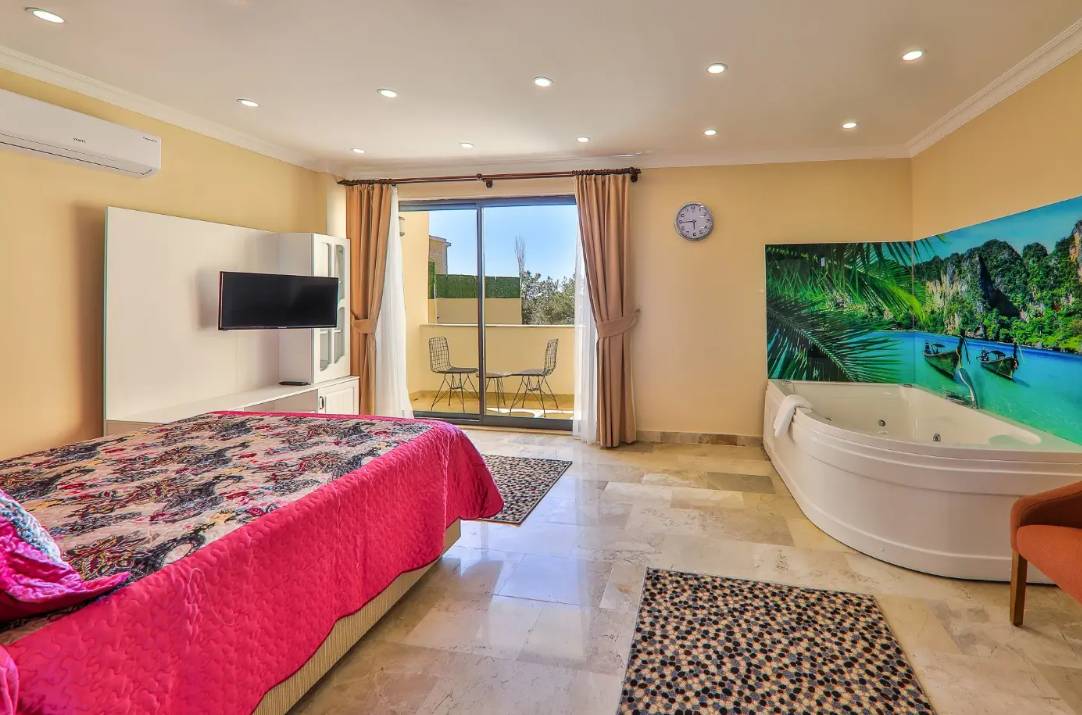 Kaş İslamlar'da Doğa Manzaralı, Isıtmalı Havuzlu, Lüks Villa