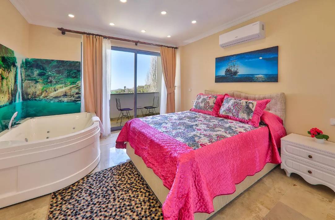 Kaş İslamlar'da Doğa Manzaralı, Isıtmalı Havuzlu, Lüks Villa
