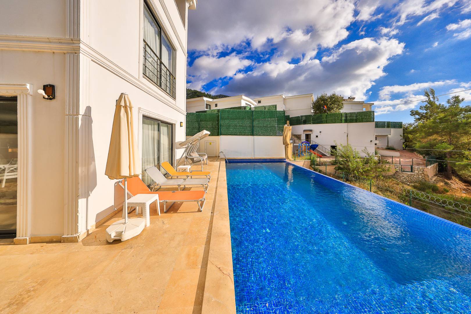 Kaş İslamlar'da Doğa Manzaralı, Isıtmalı Havuzlu, Lüks Villa