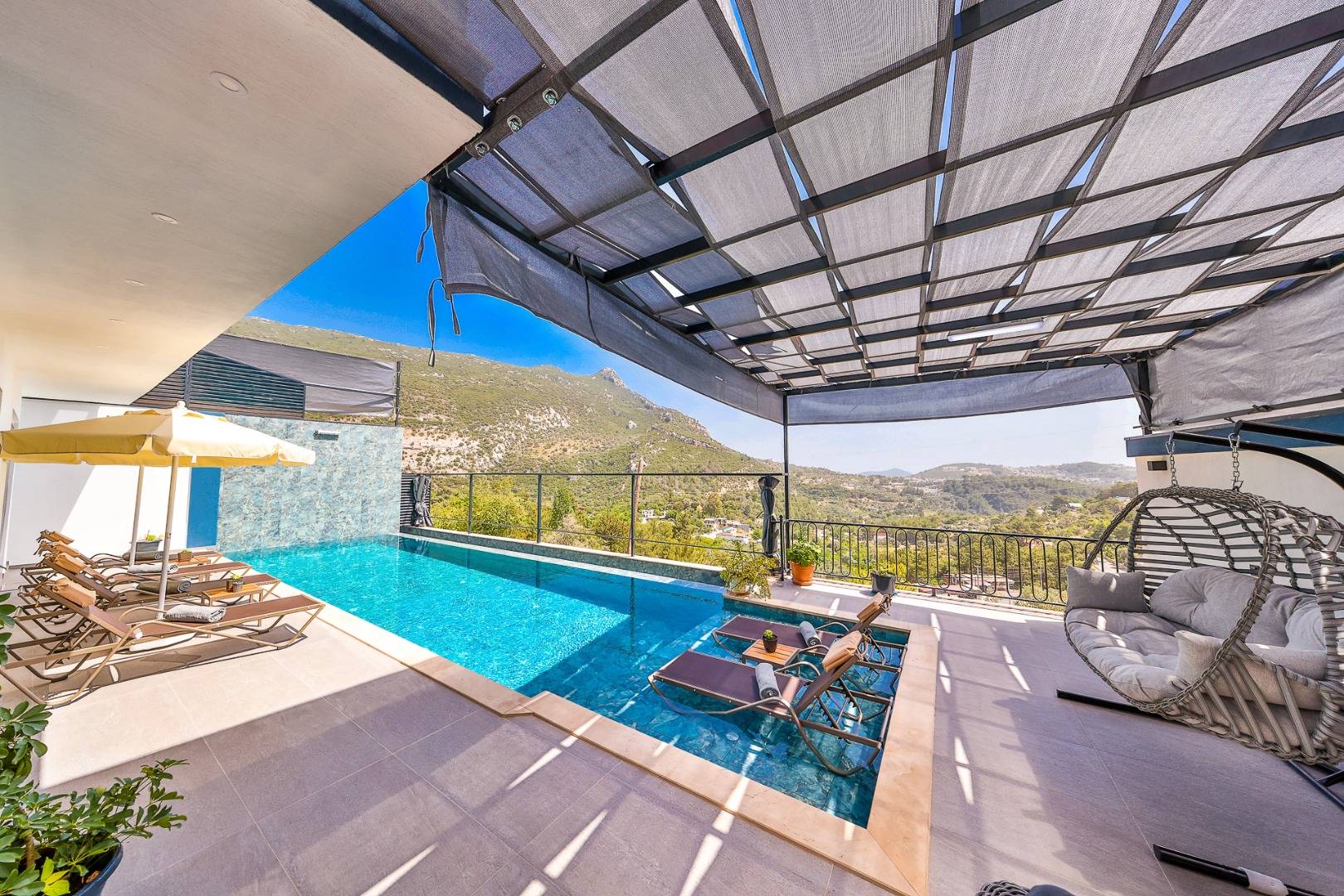 Kaş İslamlar'da Gözlerde Uzak Konumda, Özel Havuzlu, Konforlu Kiralık Villa