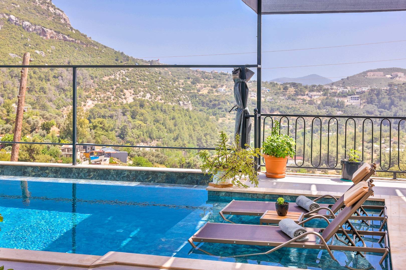 Kaş İslamlar'da Gözlerde Uzak Konumda, Özel Havuzlu, Konforlu Kiralık Villa