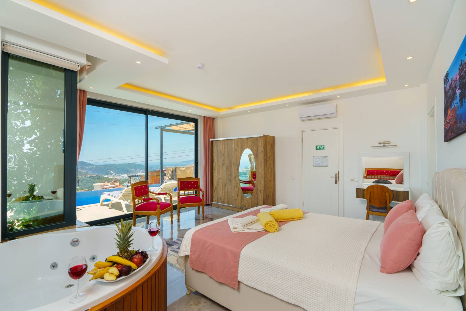 Kaş İslamlar'da Muhteşem Deniz Manzaralı, Özel Havuzlu, Jakuzili Villa