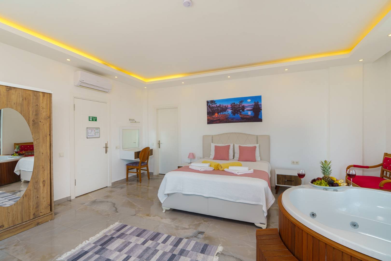 Kaş İslamlar'da Muhteşem Deniz Manzaralı, Özel Havuzlu, Jakuzili Villa