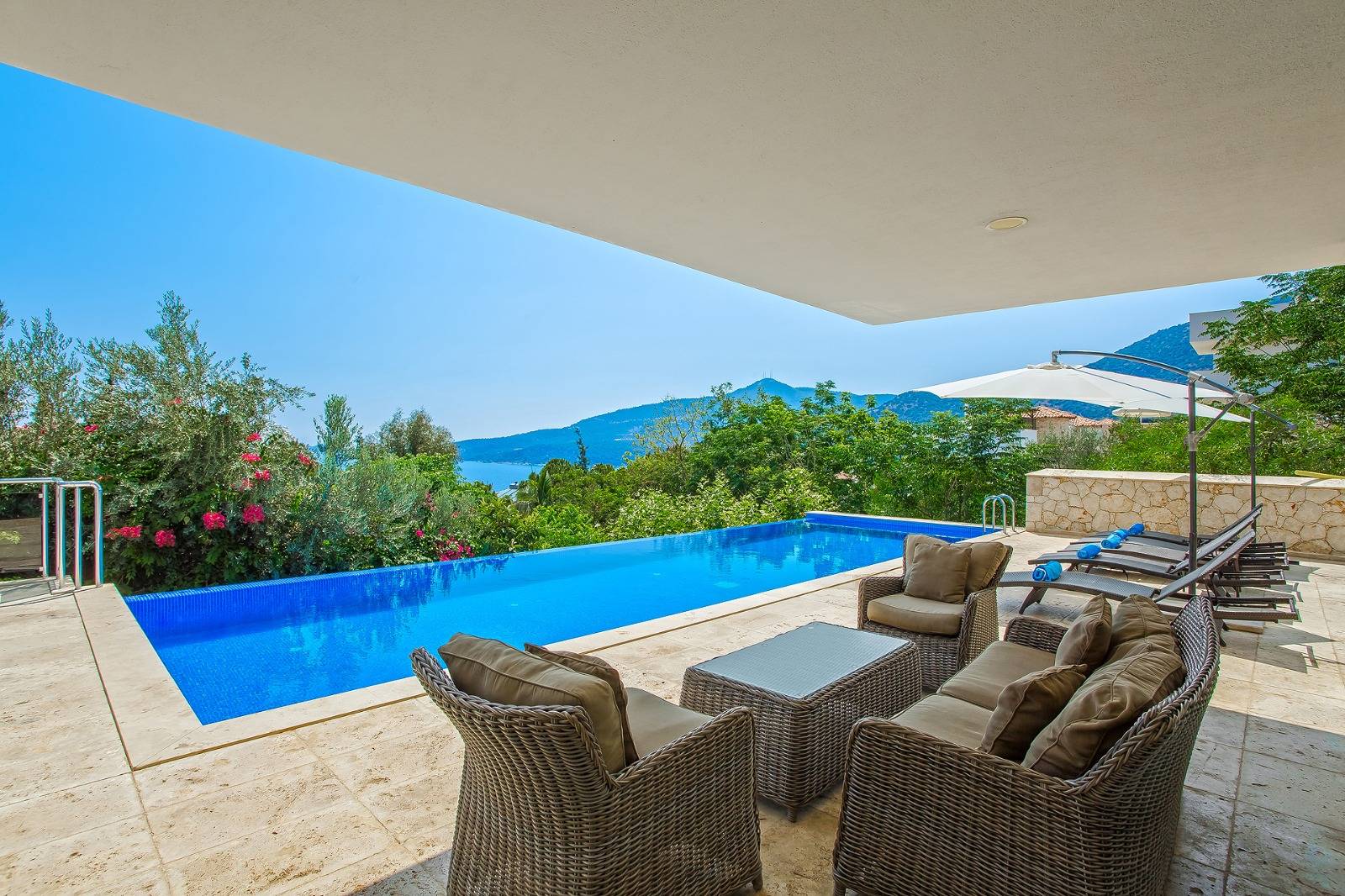 Kaş Kalkan'da Benzersiz Deniz Manzaralı, Özel Havuzlu, Geniş Villa