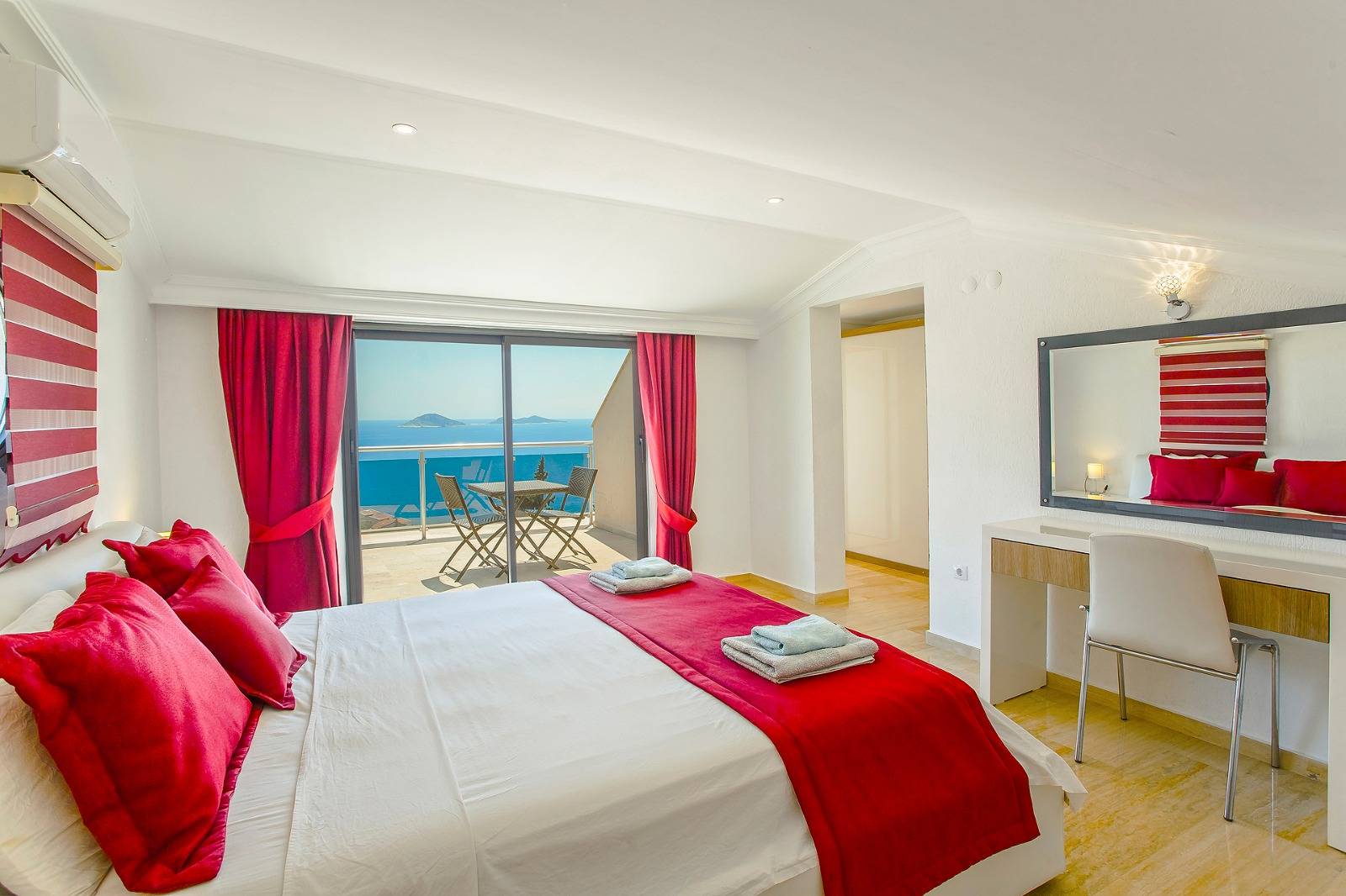 Kaş Kalkan'da Benzersiz Deniz Manzaralı, Özel Havuzlu, Geniş Villa