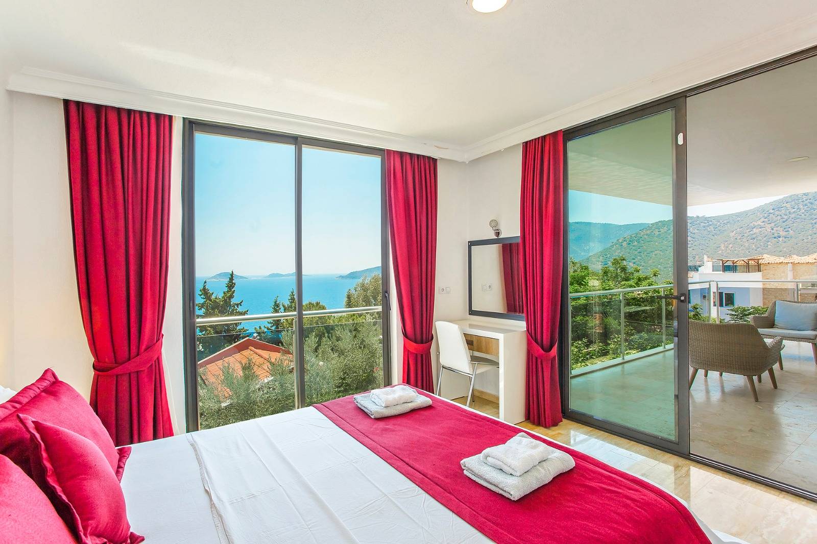Kaş Kalkan'da Benzersiz Deniz Manzaralı, Özel Havuzlu, Geniş Villa