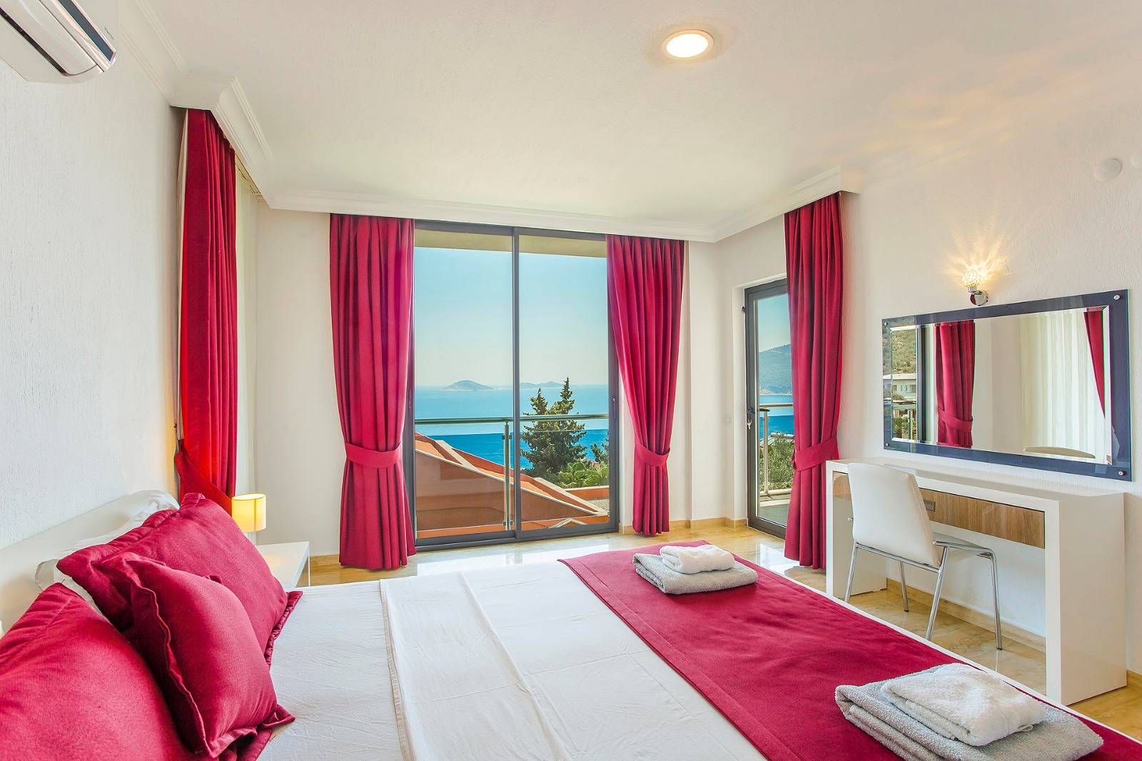 Kaş Kalkan'da Benzersiz Deniz Manzaralı, Özel Havuzlu, Geniş Villa