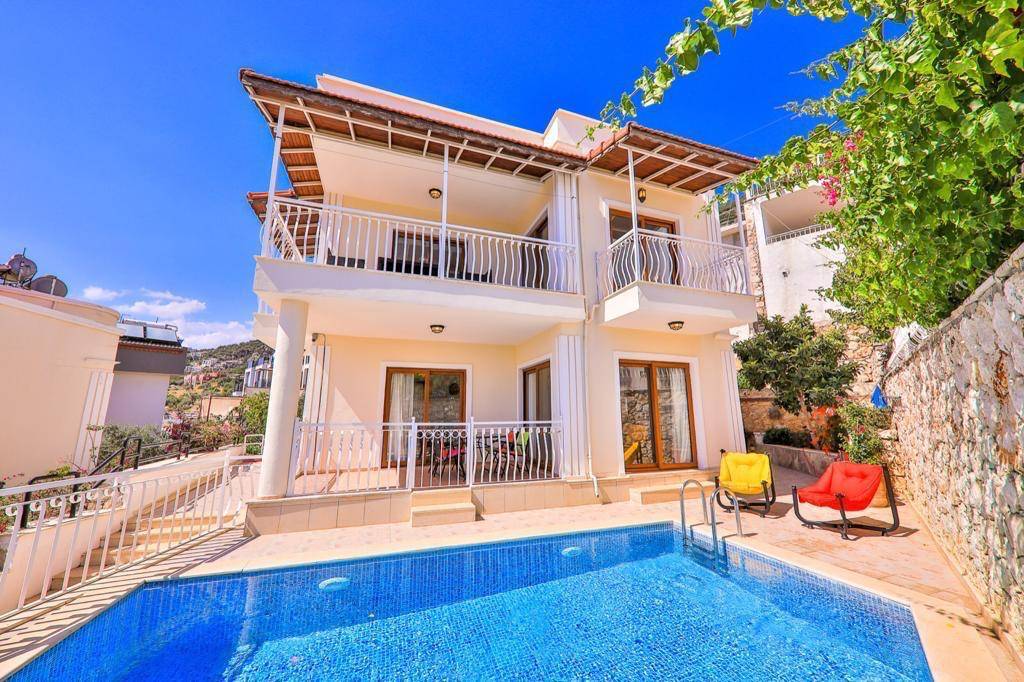 Kaş Kalkan'da Deniz Manzaralı, Özel Havuzlu, Kiralık Merkezi Villa