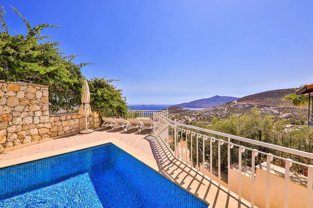 Kaş Kalkan'da Deniz Manzaralı, Özel Havuzlu, Kiralık Merkezi Villa